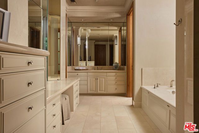 414 Lomond Avenue, Los Angeles, CA 90024