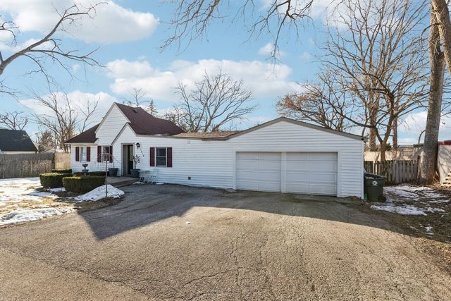1618 Round Lake Drive, Round Lake Beach, IL 60073