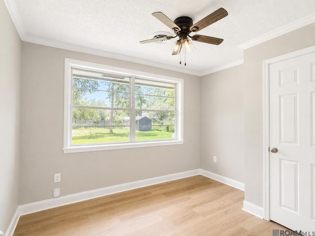 9334 W Damuth Dr, Baton Rouge, LA 70815