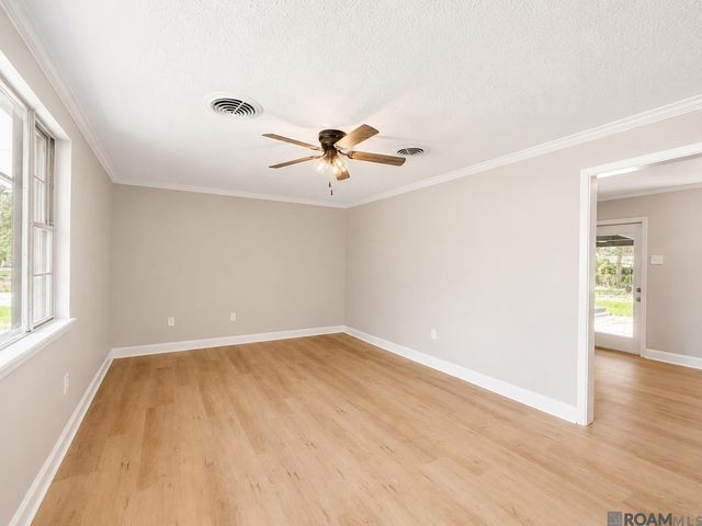 9334 W Damuth Dr, Baton Rouge, LA 70815