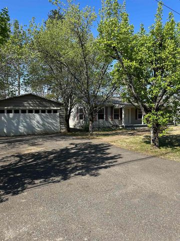 115 FALCON ST, Selmer, TN 38375
