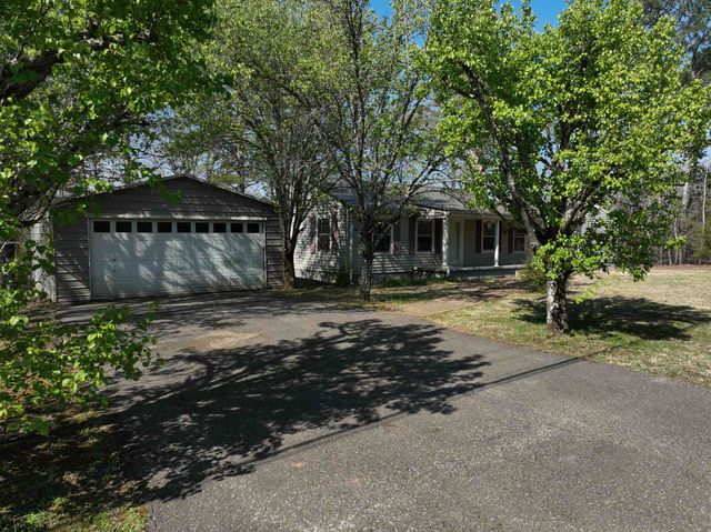 115 FALCON ST, Selmer, TN 38375