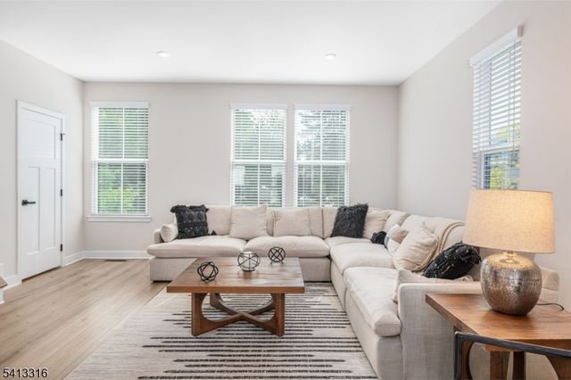 6 Saw Mill Cir, Hackettstown Town, NJ 07840