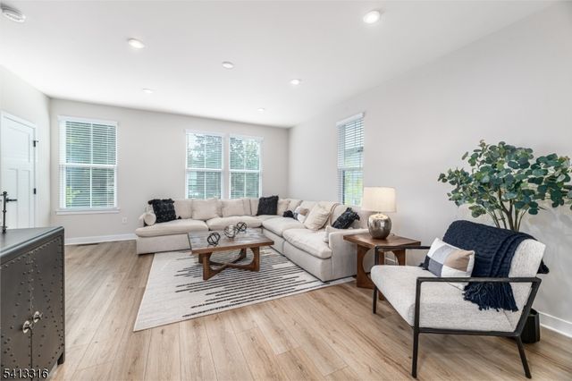 6 Saw Mill Cir, Hackettstown Town, NJ 07840