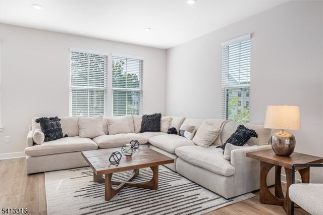 6 Saw Mill Cir, Hackettstown Town, NJ 07840