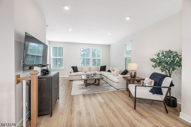 6 Saw Mill Cir, Hackettstown Town, NJ 07840