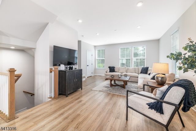 6 Saw Mill Cir, Hackettstown Town, NJ 07840