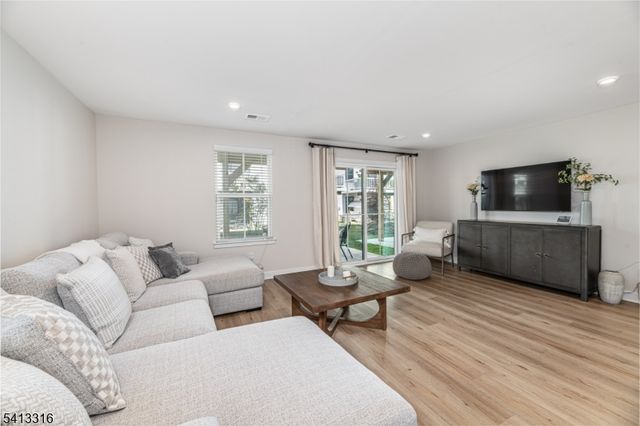 6 Saw Mill Cir, Hackettstown Town, NJ 07840