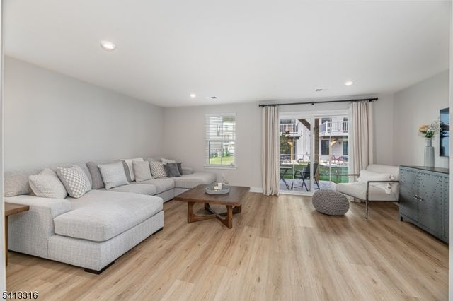 6 Saw Mill Cir, Hackettstown Town, NJ 07840