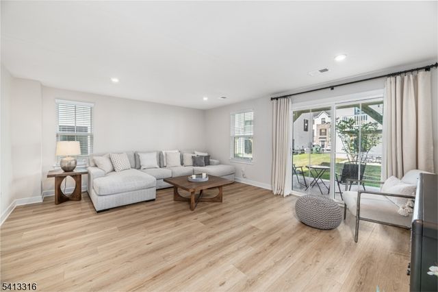 6 Saw Mill Cir, Hackettstown Town, NJ 07840