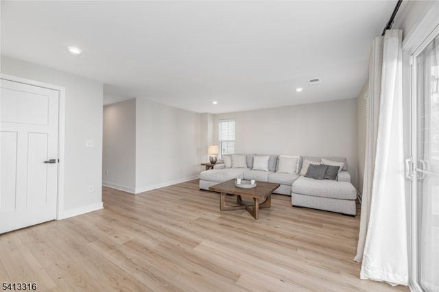 6 Saw Mill Cir, Hackettstown Town, NJ 07840