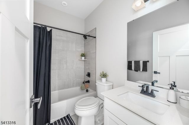 6 Saw Mill Cir, Hackettstown Town, NJ 07840