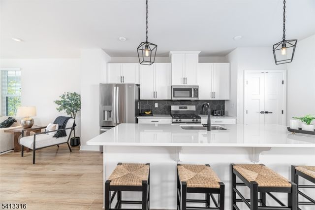 6 Saw Mill Cir, Hackettstown Town, NJ 07840