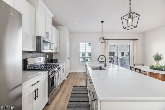 6 Saw Mill Cir, Hackettstown Town, NJ 07840