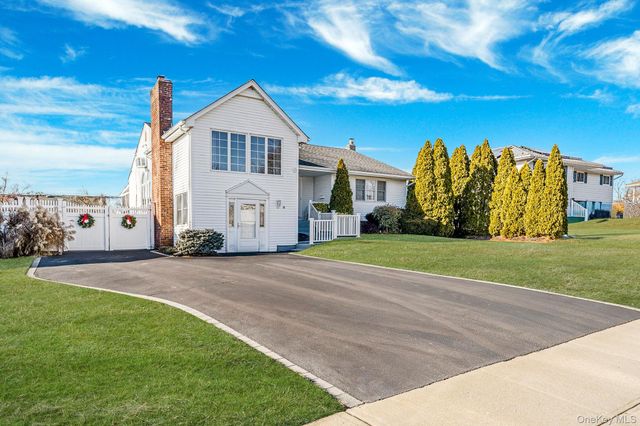 18 Amapola Lane, Kings Park, NY 11754