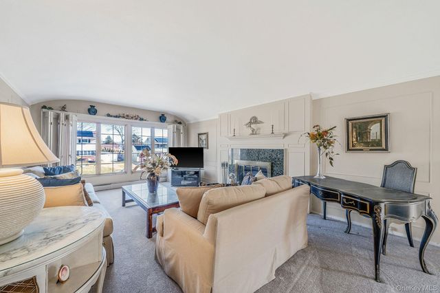 18 Amapola Lane, Kings Park, NY 11754