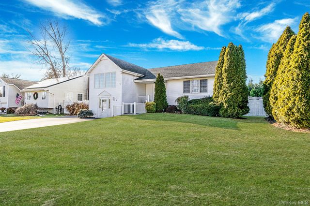 18 Amapola Lane, Kings Park, NY 11754