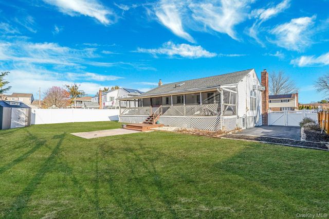 18 Amapola Lane, Kings Park, NY 11754