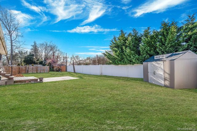 18 Amapola Lane, Kings Park, NY 11754