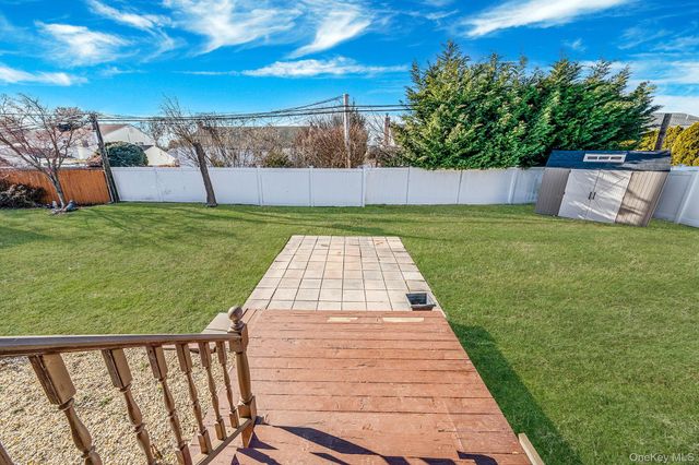 18 Amapola Lane, Kings Park, NY 11754