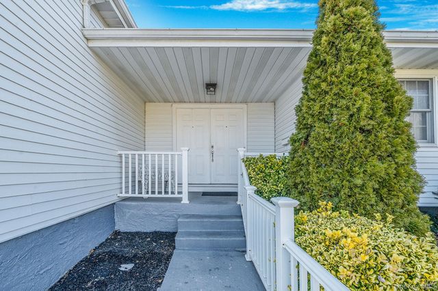 18 Amapola Lane, Kings Park, NY 11754