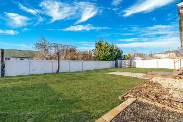 18 Amapola Lane, Kings Park, NY 11754