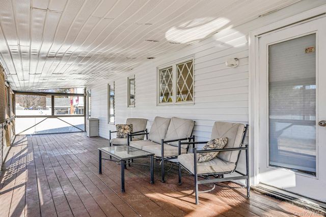 18 Amapola Lane, Kings Park, NY 11754