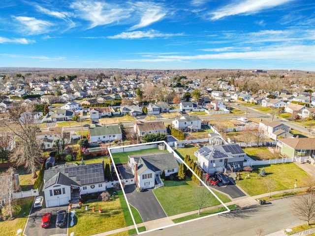 18 Amapola Lane, Kings Park, NY 11754