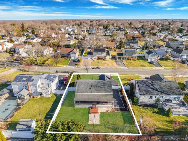 18 Amapola Lane, Kings Park, NY 11754