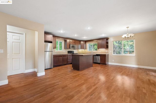 22464 N Tuolumne Rd, Twain Harte, CA 95383