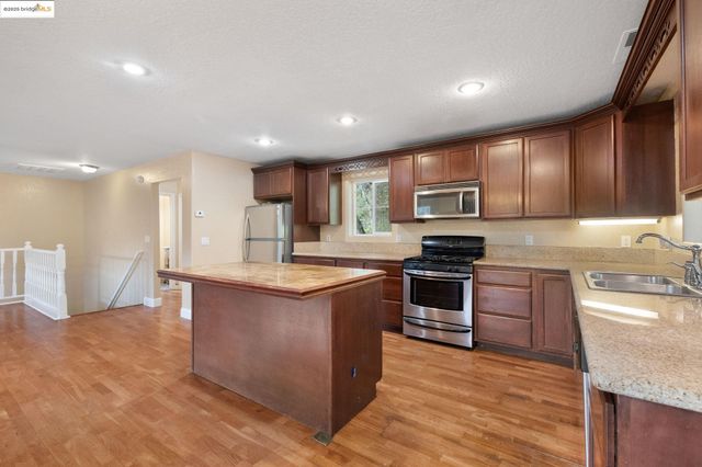 22464 N Tuolumne Rd, Twain Harte, CA 95383