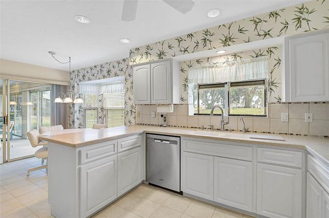 4360 PRESIDENTIAL AVENUE CIRCLE E, Bradenton, FL 34203