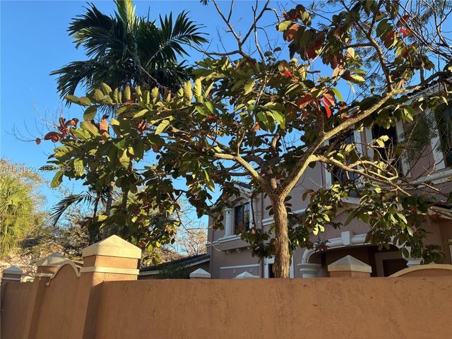 2757 Center Ct Dr 1-20, Weston, FL 33332