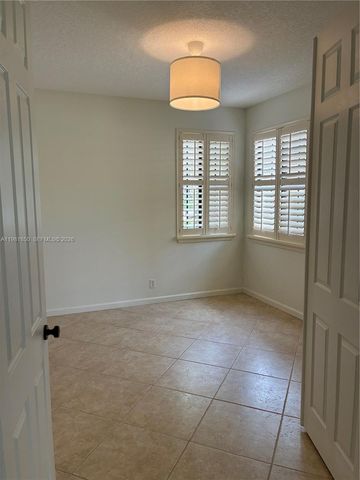 2757 Center Ct Dr 1-20, Weston, FL 33332