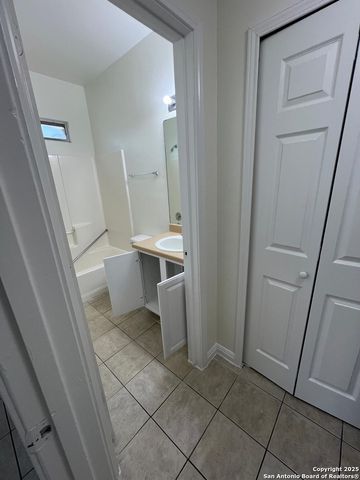 521 Dukeway Apt 1, Universal City, TX 78148