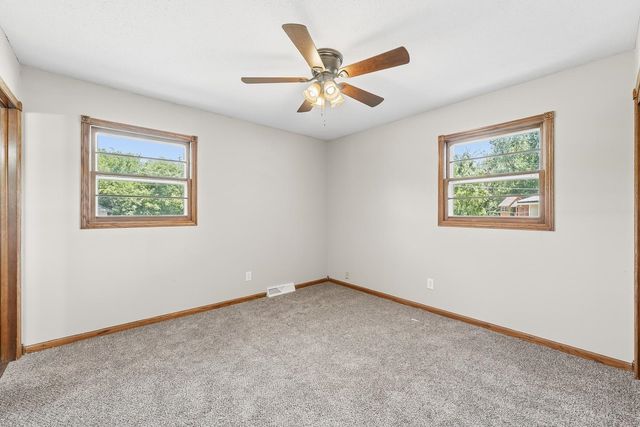 5952 N Palm Ln, Wichita, KS 67204