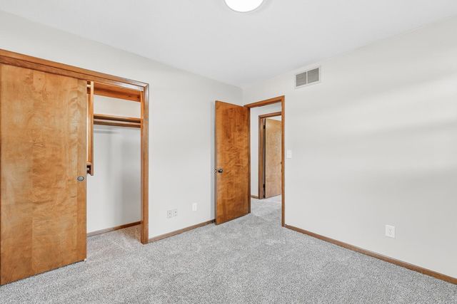 5952 N Palm Ln, Wichita, KS 67204