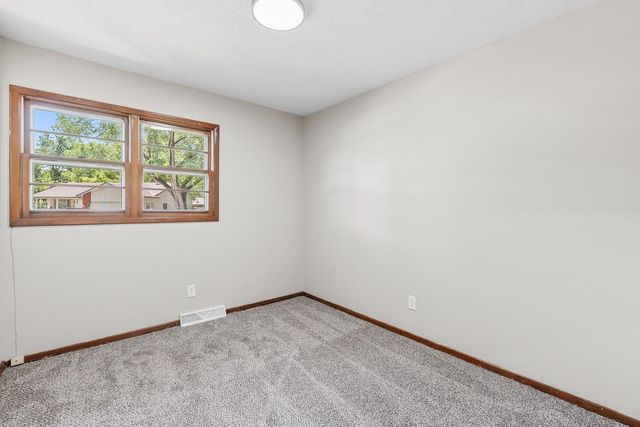 5952 N Palm Ln, Wichita, KS 67204