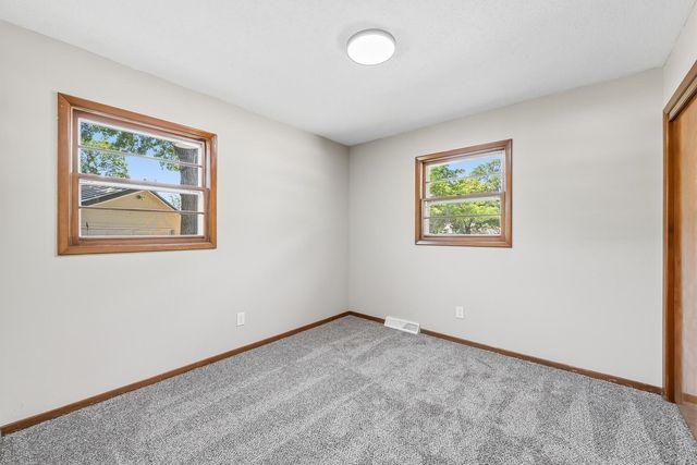 5952 N Palm Ln, Wichita, KS 67204