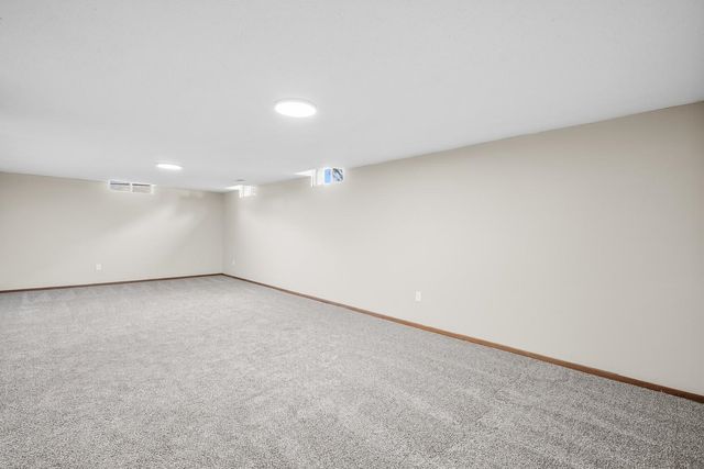 5952 N Palm Ln, Wichita, KS 67204