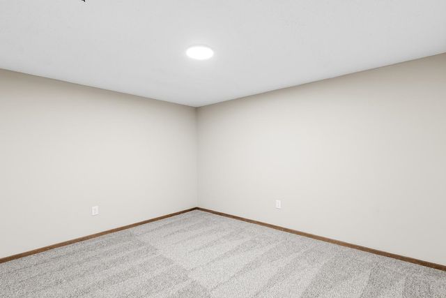 5952 N Palm Ln, Wichita, KS 67204