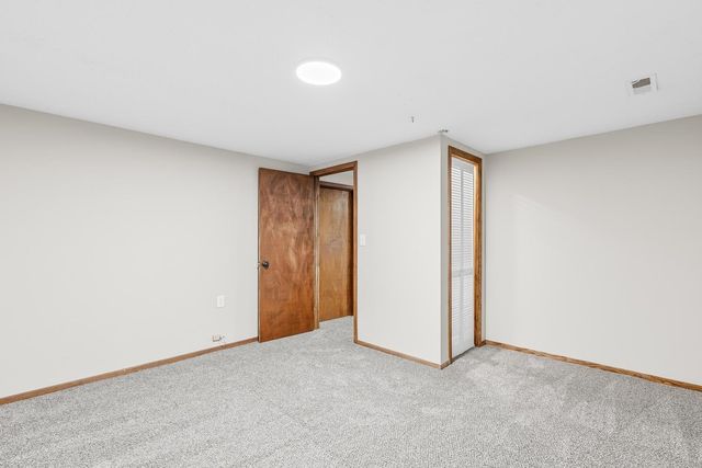 5952 N Palm Ln, Wichita, KS 67204