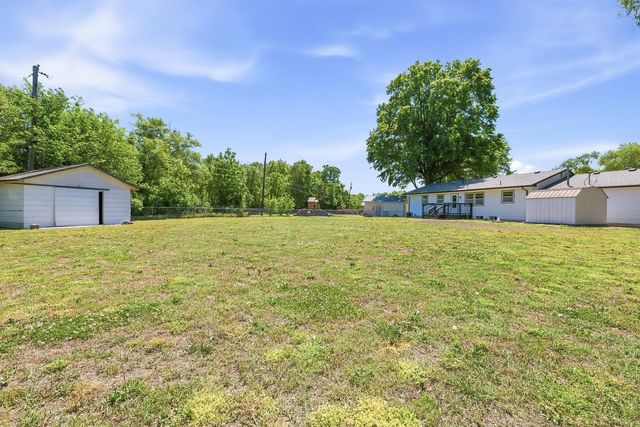 5952 N Palm Ln, Wichita, KS 67204