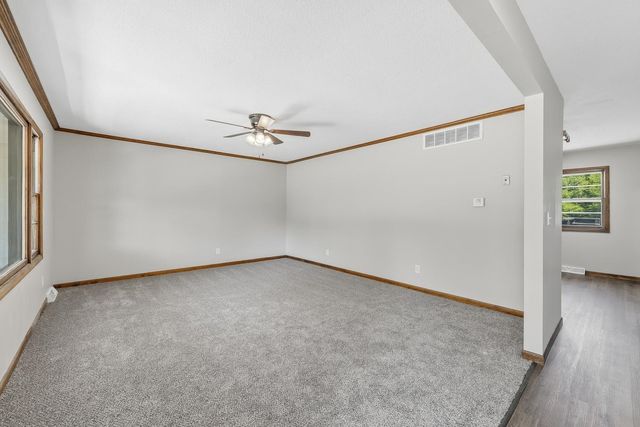 5952 N Palm Ln, Wichita, KS 67204
