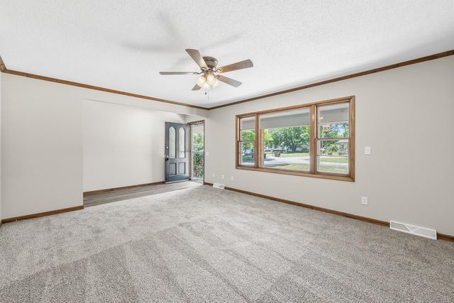 5952 N Palm Ln, Wichita, KS 67204
