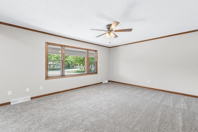 5952 N Palm Ln, Wichita, KS 67204