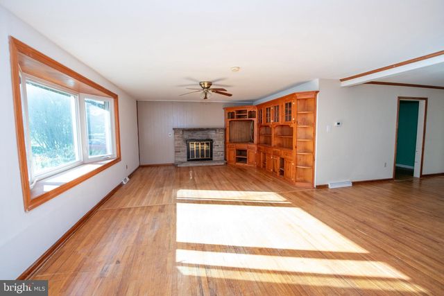 921 W BRISTOL RD, Warminster, PA 18974