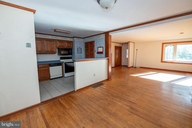 921 W BRISTOL RD, Warminster, PA 18974