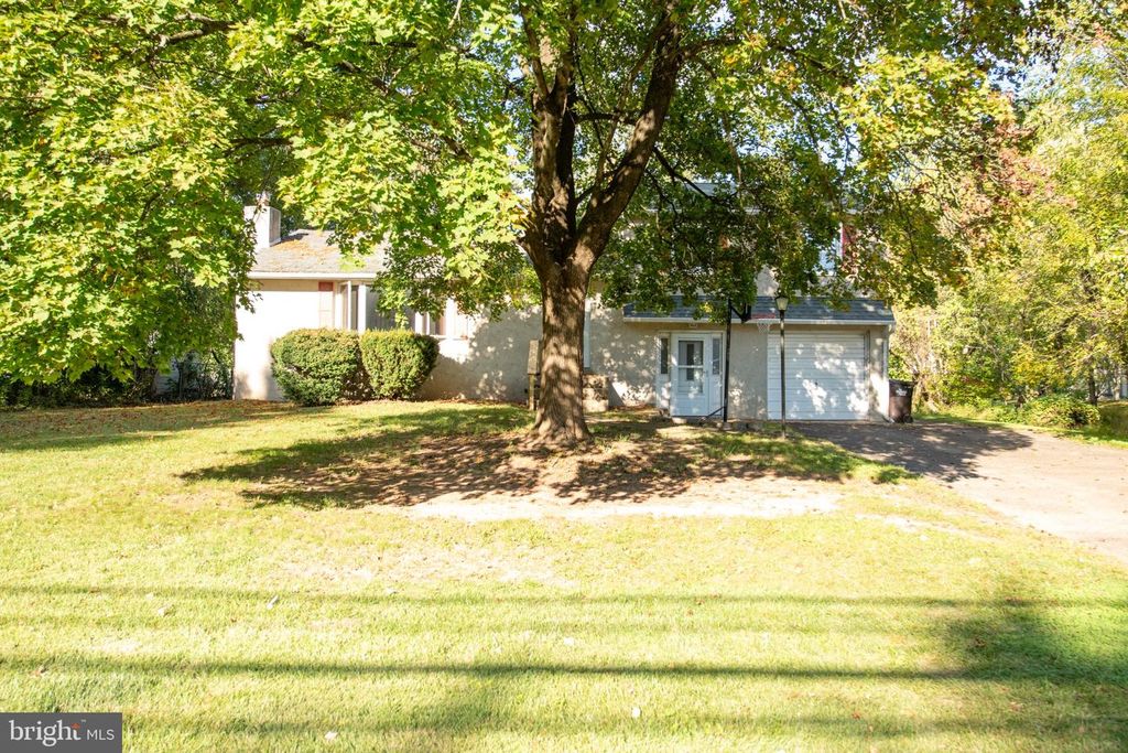 921 W BRISTOL RD, WARMINSTER, PA 18974 — photo 2