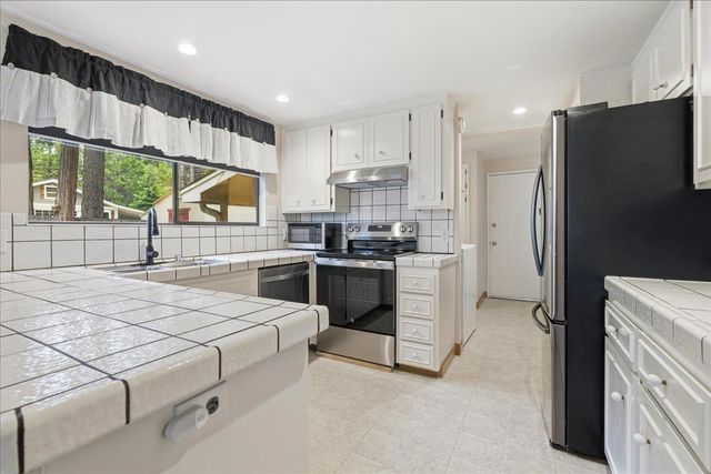 6775 Ridgeway Dr, Pollock Pines, CA 95726